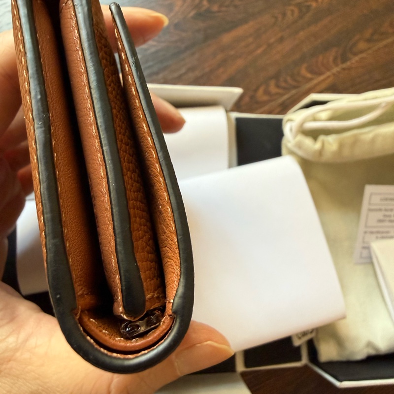 Loewe 經典雕花 三摺短夾 (棕褐色）Anagram Small Vertical Wallet-9