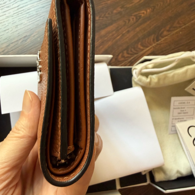 Loewe 經典雕花 三摺短夾 (棕褐色）Anagram Small Vertical Wallet-10