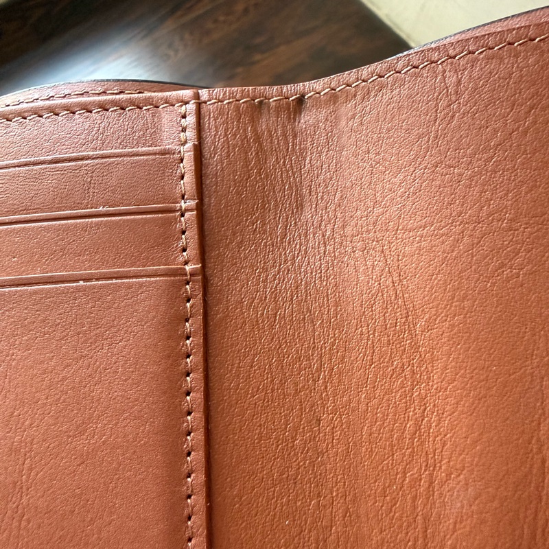 Loewe 經典雕花 三摺短夾 (棕褐色）Anagram Small Vertical Wallet-11