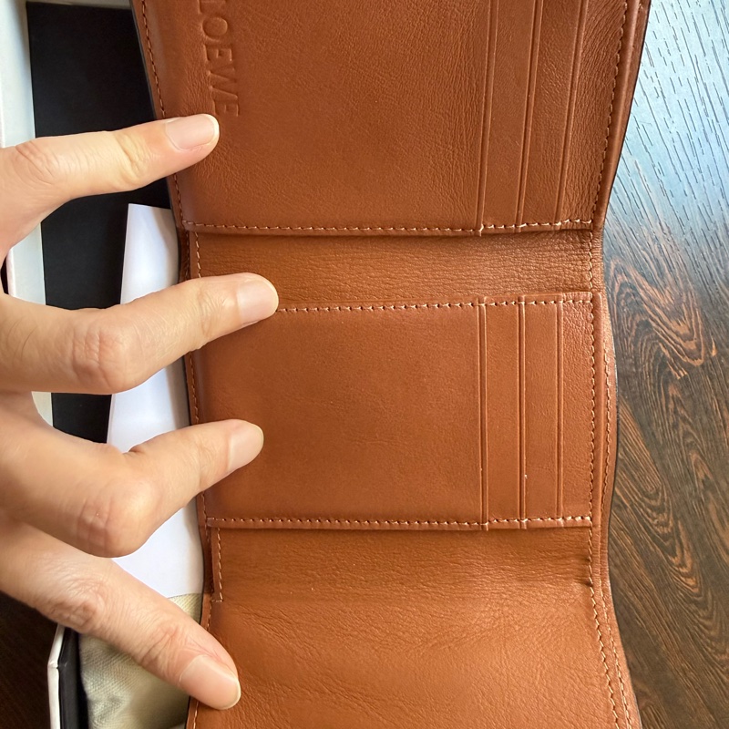 Loewe 經典雕花 三摺短夾 (棕褐色）Anagram Small Vertical Wallet-12