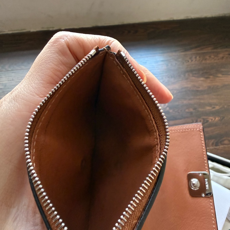 Loewe 經典雕花 三摺短夾 (棕褐色）Anagram Small Vertical Wallet-14