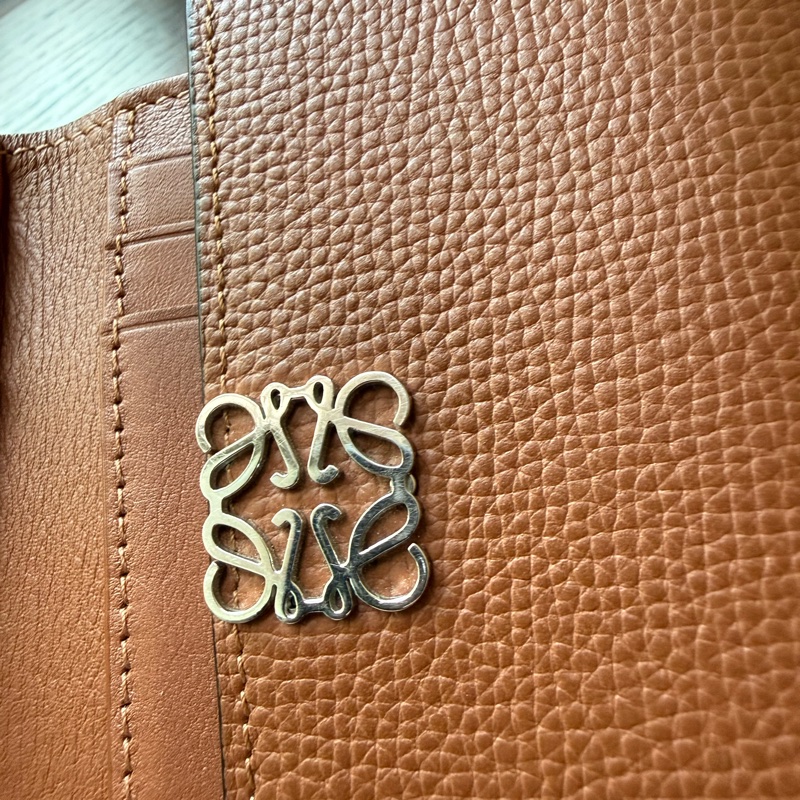 Loewe 經典雕花 三摺短夾 (棕褐色）Anagram Small Vertical Wallet-15
