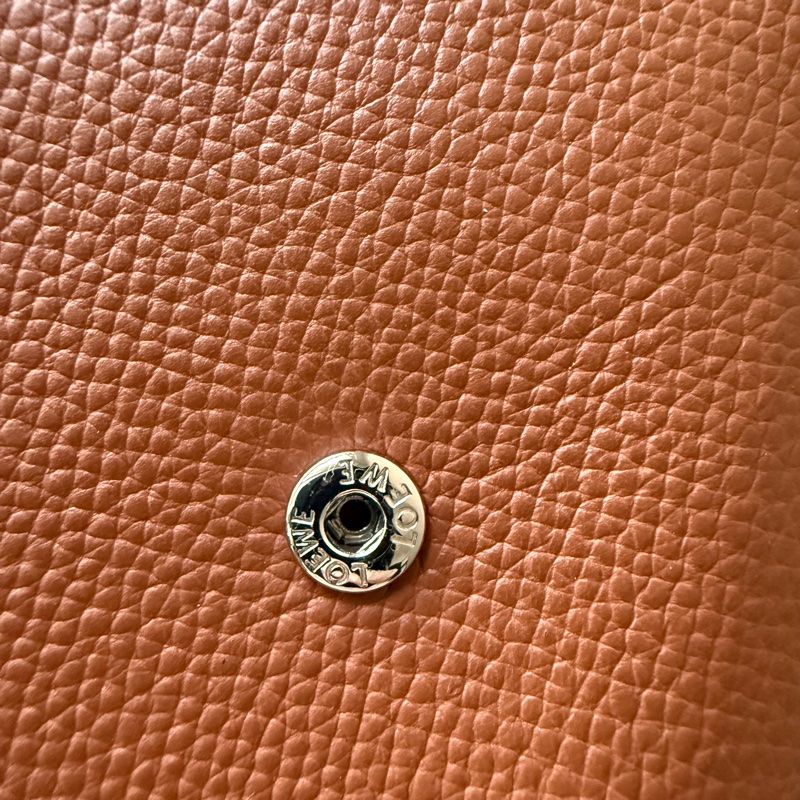 Loewe 經典雕花 三摺短夾 (棕褐色）Anagram Small Vertical Wallet-16