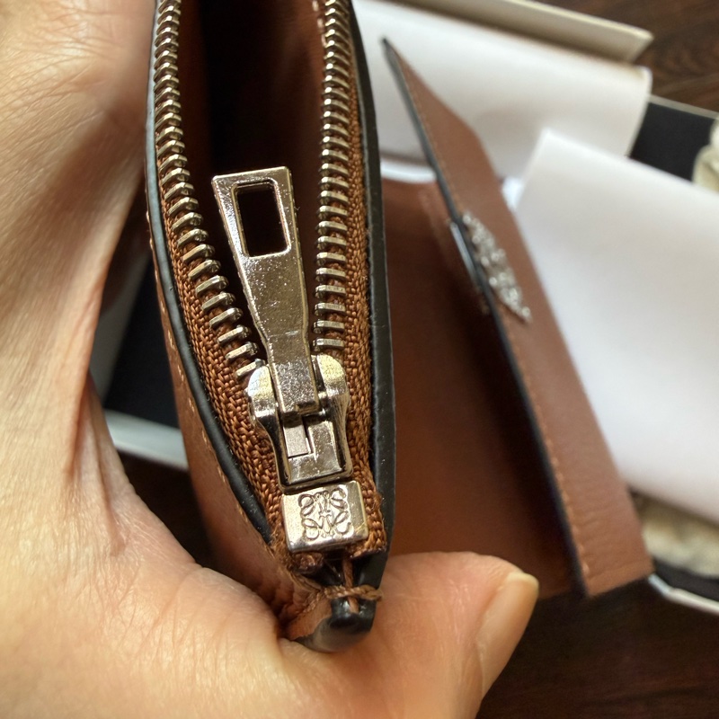 Loewe 經典雕花 三摺短夾 (棕褐色）Anagram Small Vertical Wallet-17