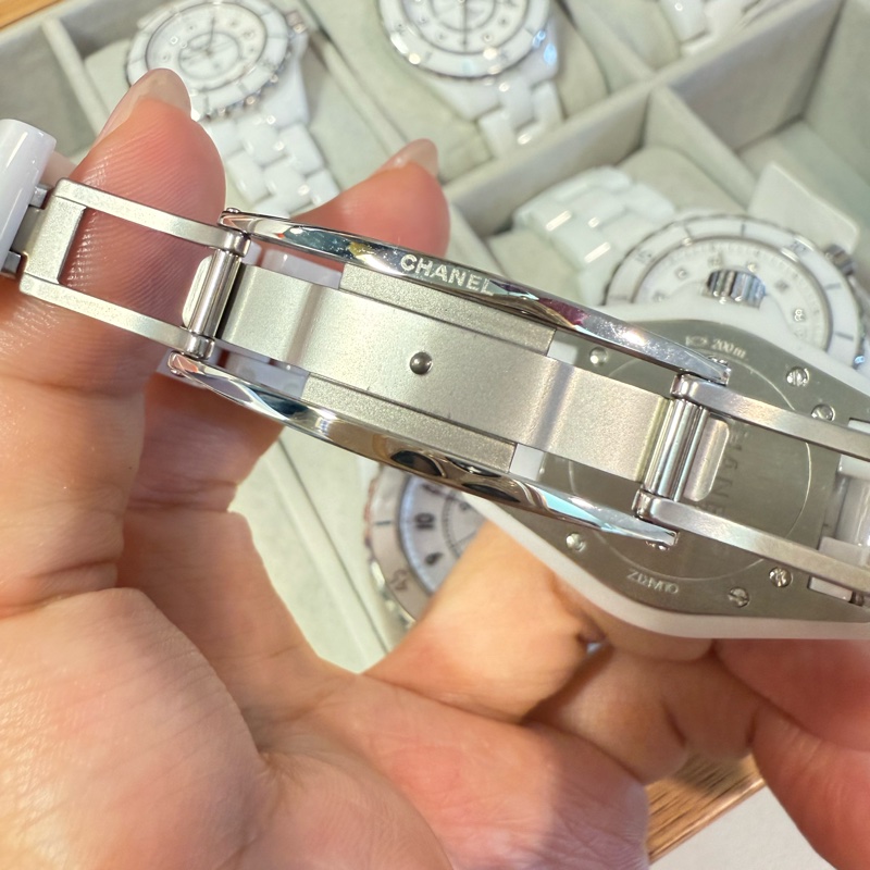 CHANEL 時尚名媛必備 J12  8鑽珍珠母貝款-9