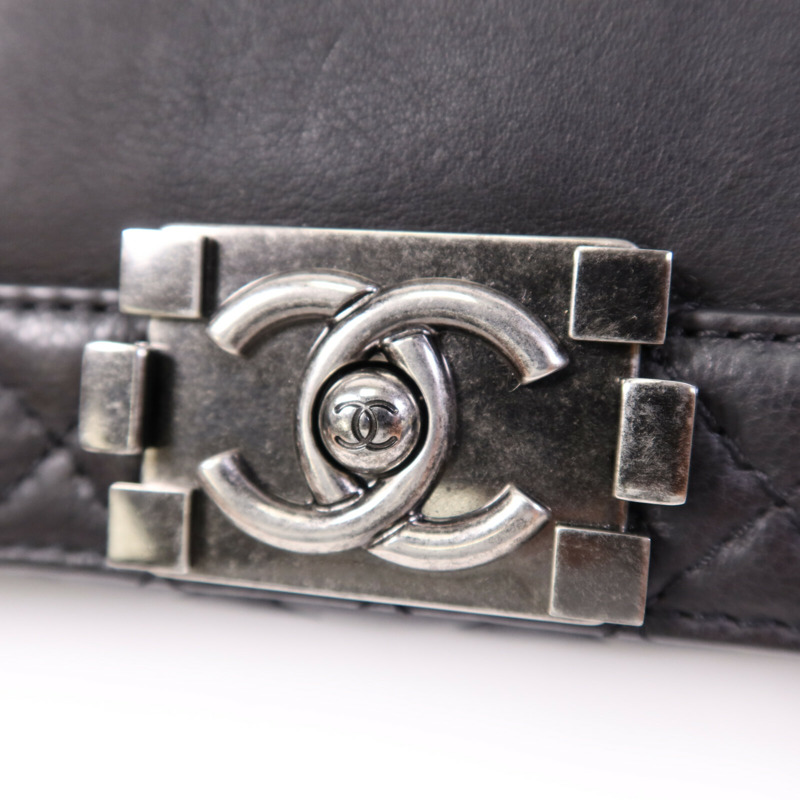 CHANEL 牛皮皮革Boy 28銀扣鏈帶肩背袋-8