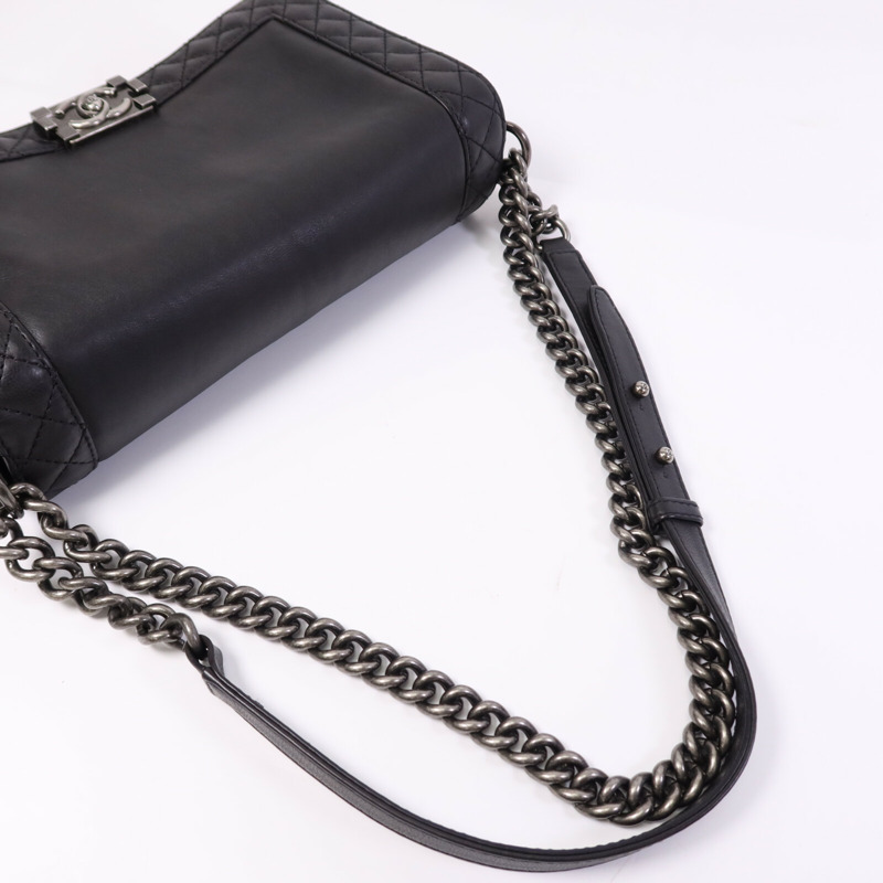 CHANEL 牛皮皮革Boy 28銀扣鏈帶肩背袋-10