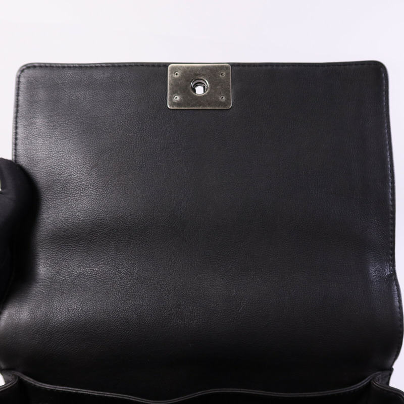 CHANEL 牛皮皮革Boy 28銀扣鏈帶肩背袋-11