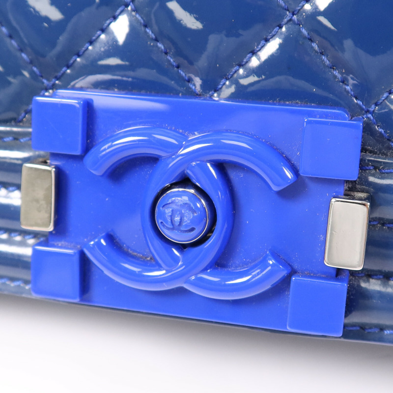 CHANEL 漆皮皮革Boy 28銀扣鏈帶肩背袋-8