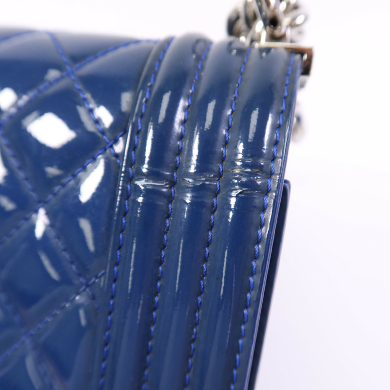 CHANEL 漆皮皮革Boy 28銀扣鏈帶肩背袋-10