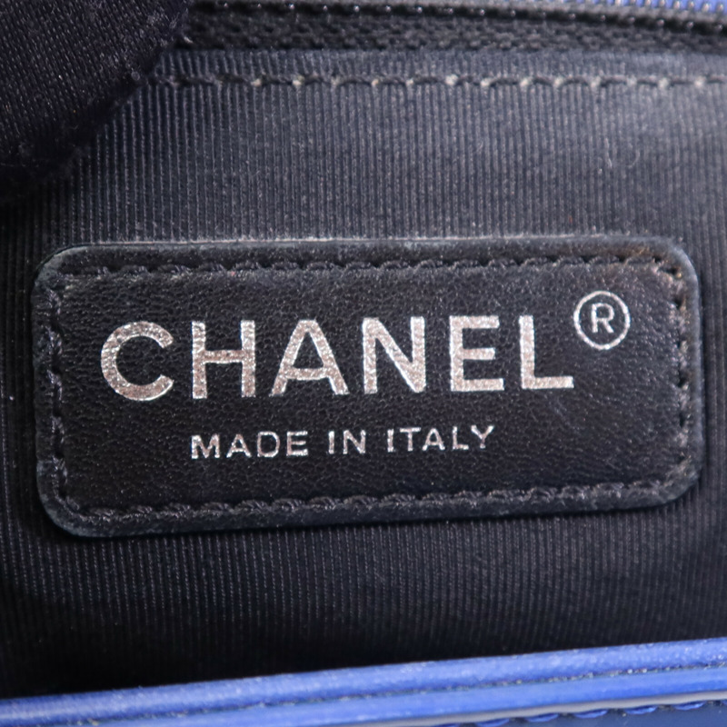 CHANEL 漆皮皮革Boy 28銀扣鏈帶肩背袋-17