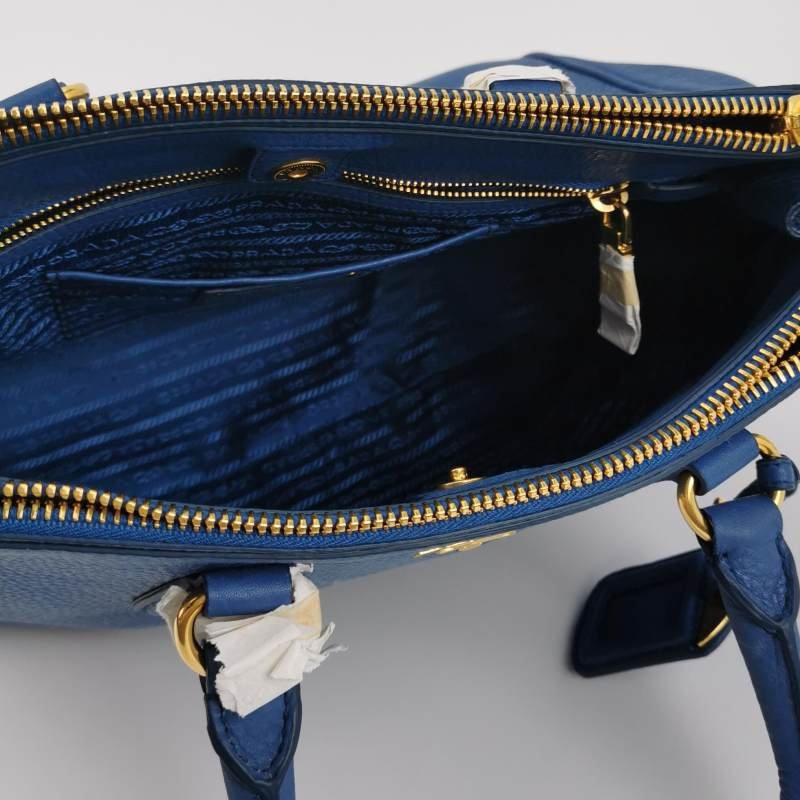 Prada牛皮純色字母logo手提包-6