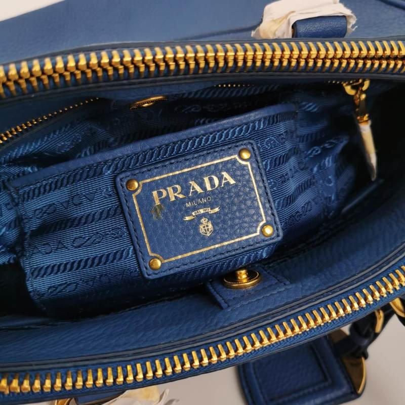 Prada牛皮純色字母logo手提包-7
