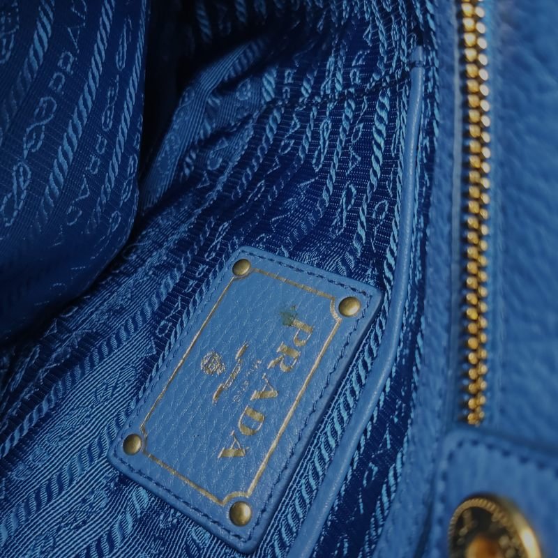 Prada牛皮純色字母logo手提包-8