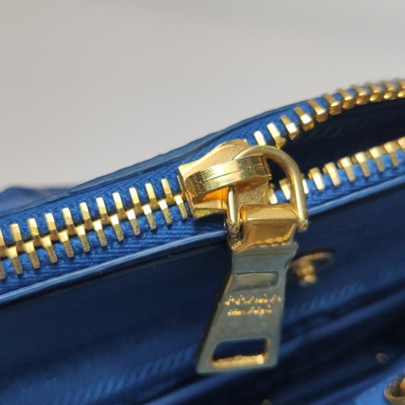 Prada牛皮純色字母logo手提包-11