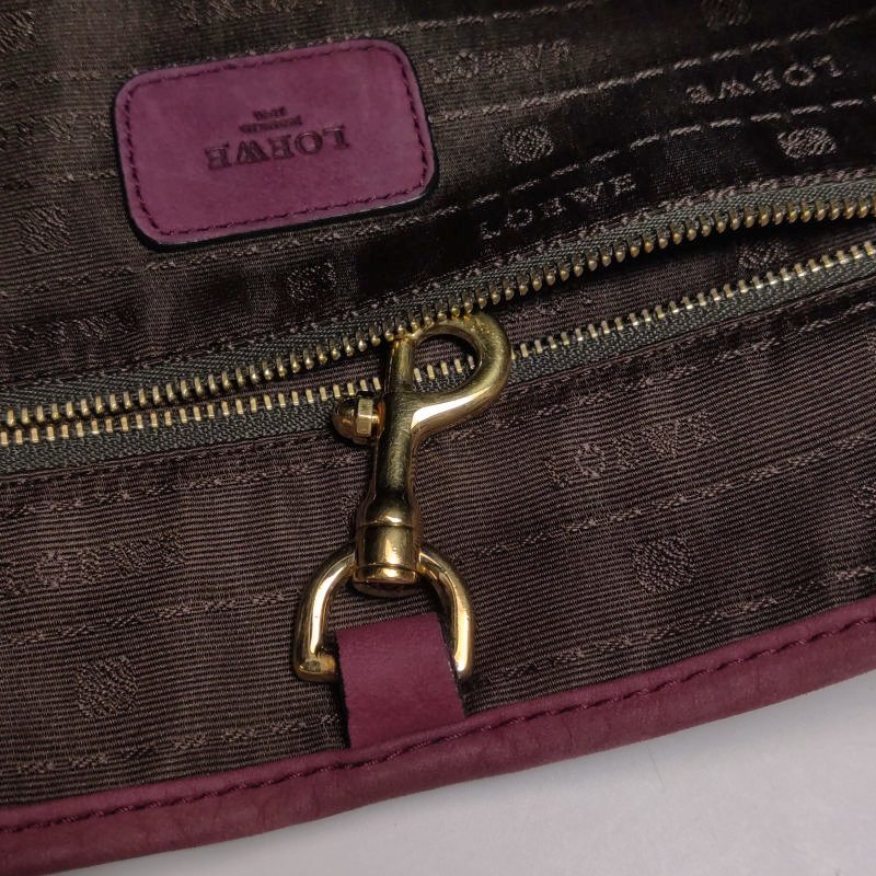 Loewe Heritage磨砂皮純色字母Logo壓紋單肩包-12