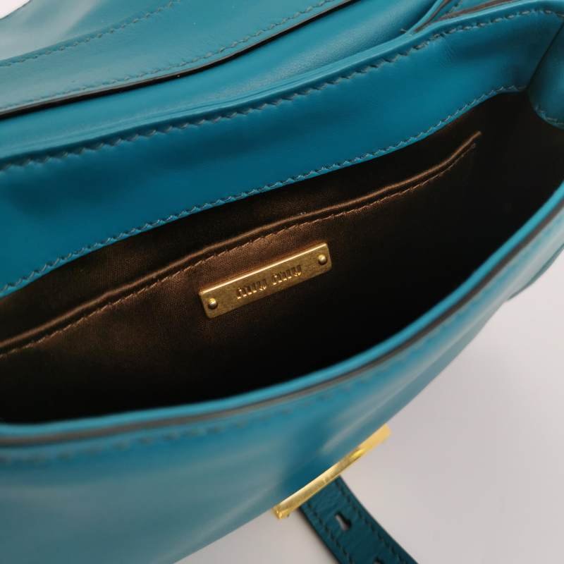 Miu Miu牛皮純色金屬鎖扣翻蓋斜挎包單肩包-7