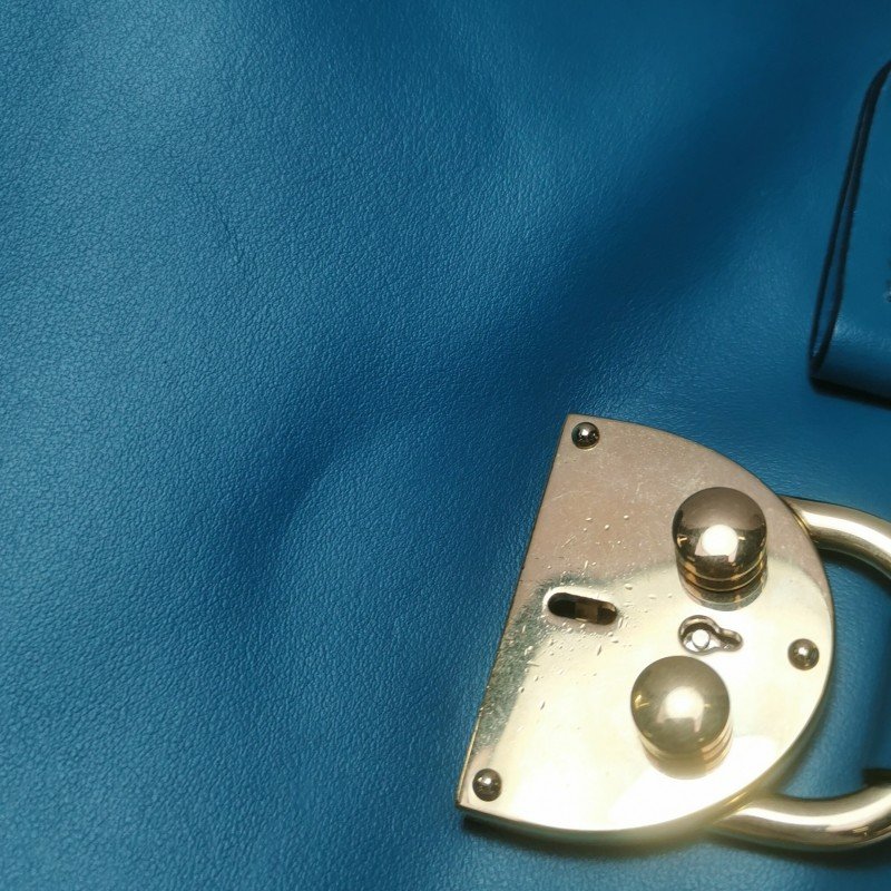 Miu Miu牛皮純色金屬鎖扣翻蓋斜挎包單肩包-9