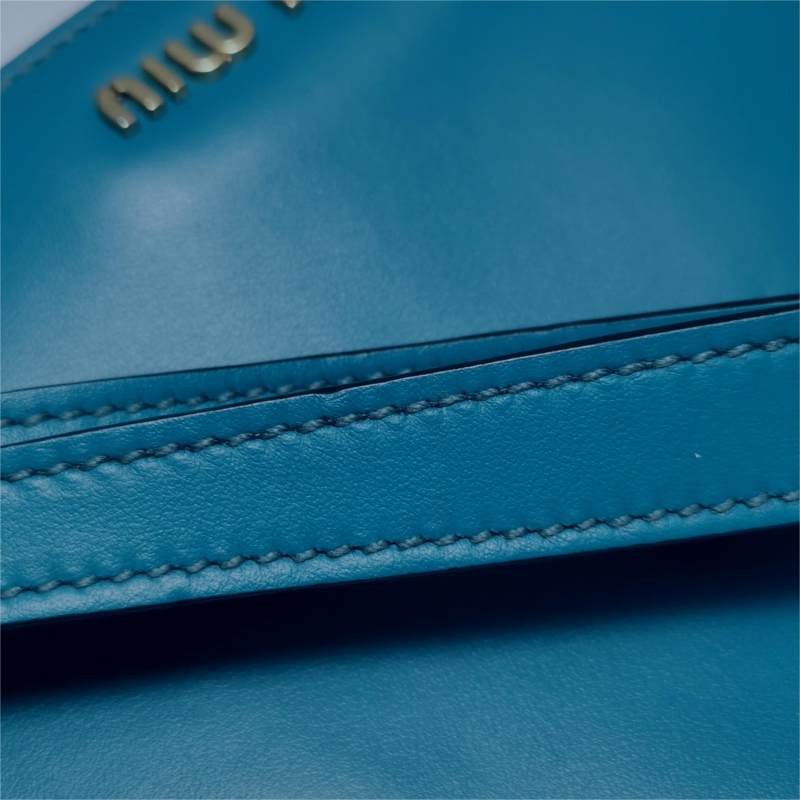 Miu Miu牛皮純色金屬鎖扣翻蓋斜挎包單肩包-10