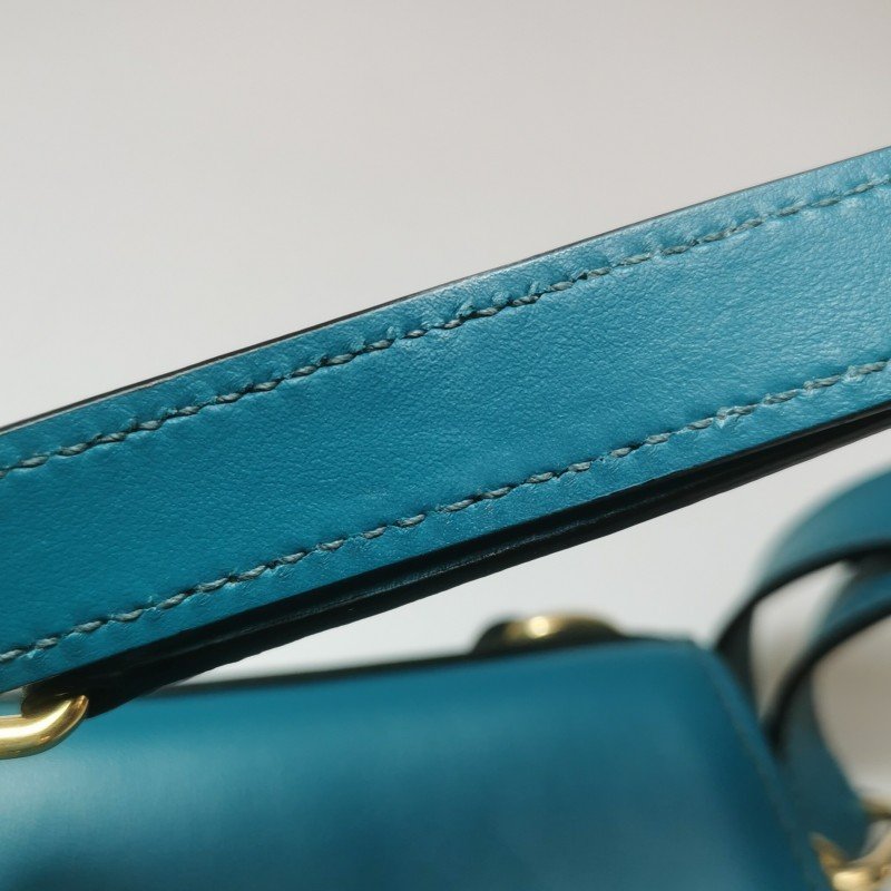 Miu Miu牛皮純色金屬鎖扣翻蓋斜挎包單肩包-11