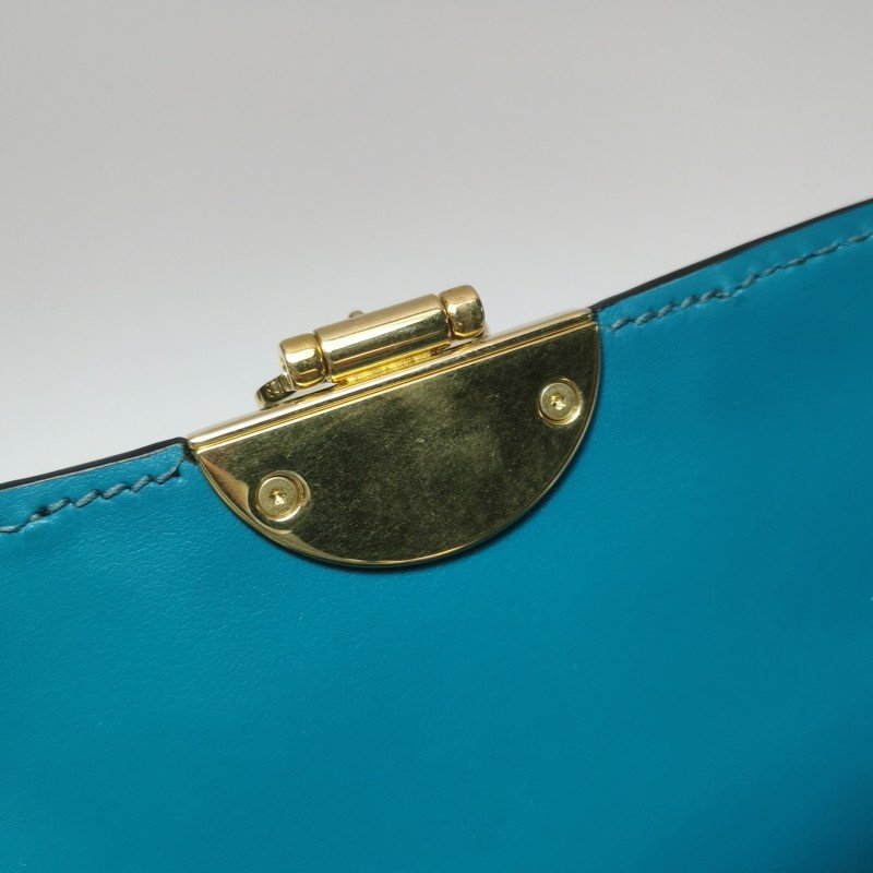 Miu Miu牛皮純色金屬鎖扣翻蓋斜挎包單肩包-13