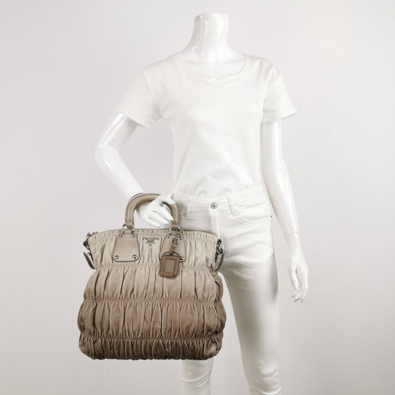 Prada Gaufre羊皮拼色漸變字母logo褶皺手提包-1