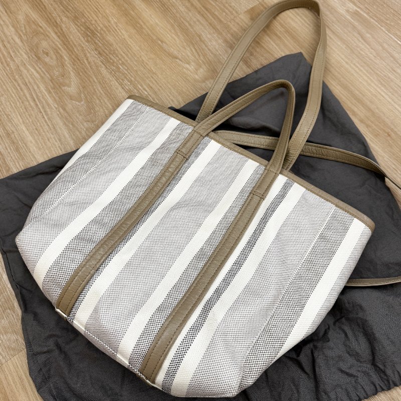 巴黎世家經典米白灰牛皮條紋托特包 兩用背袋 BALENCIAGA Barbes Medium East-West-2