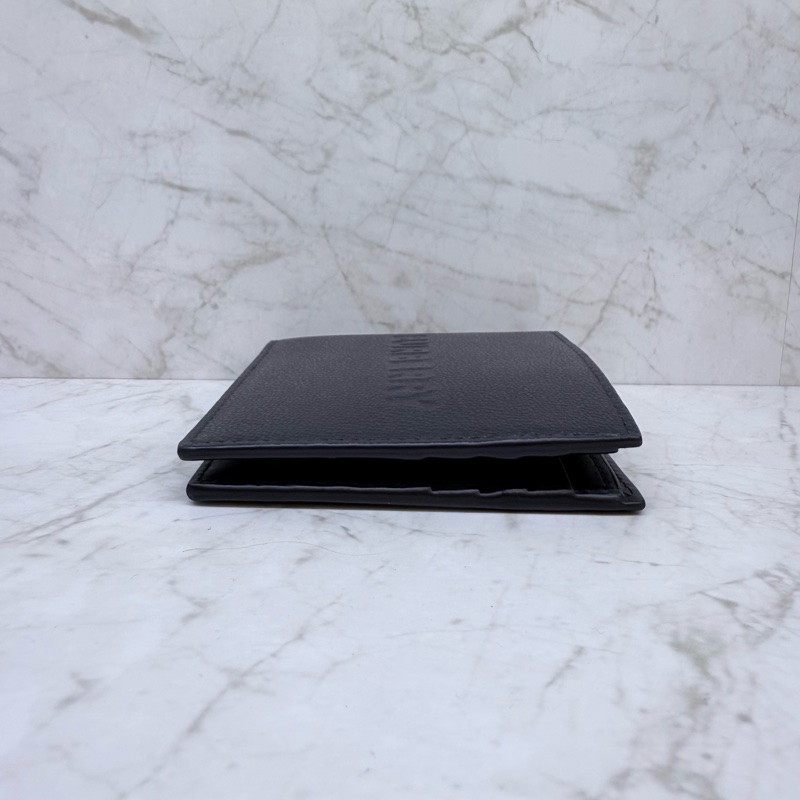 BURBERRY 壓印LOGO皮革8卡對開短夾黑-2