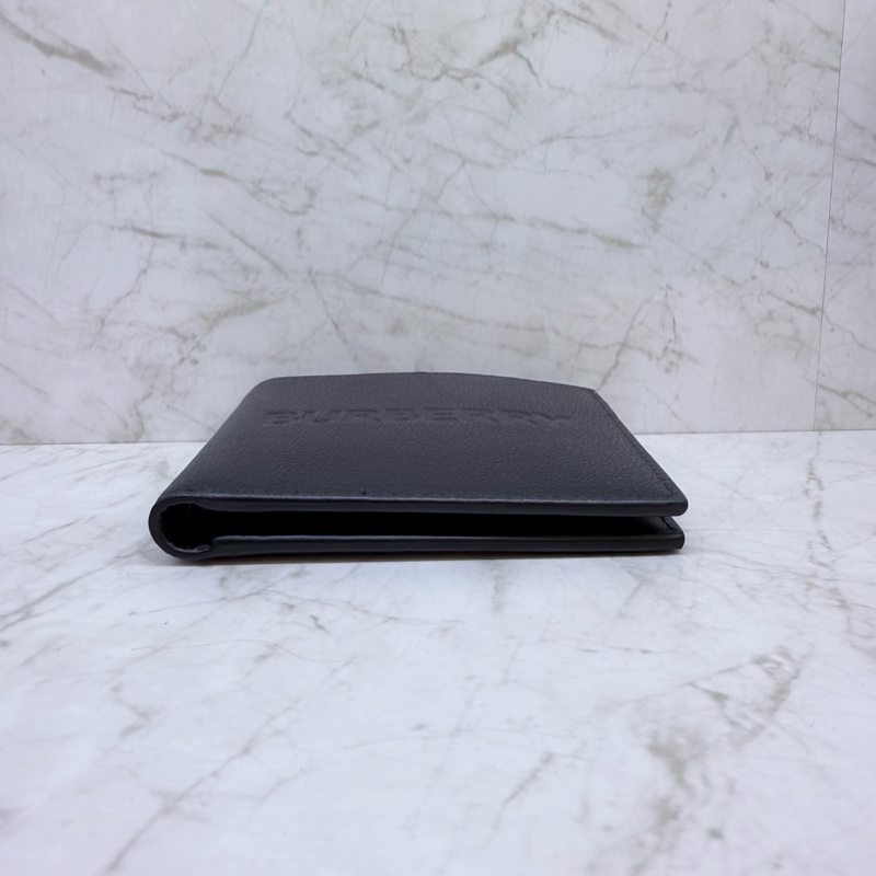 BURBERRY 壓印LOGO皮革8卡對開短夾黑-3