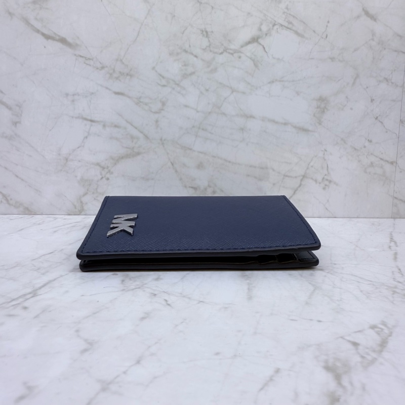 MK Saffiano 防刮皮革直式對開短夾-藍-3