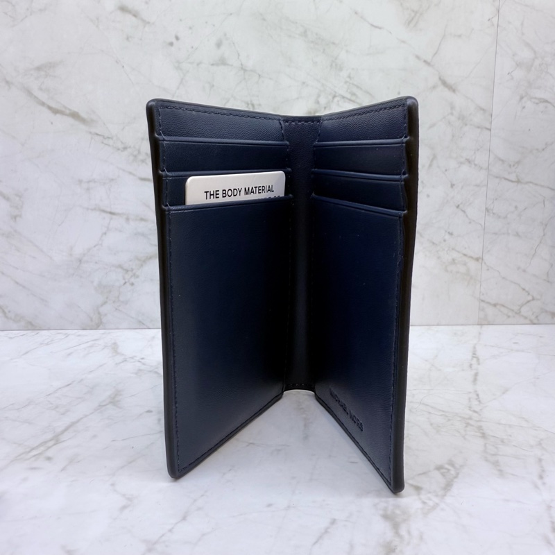 MK Saffiano 防刮皮革直式對開短夾-藍-4