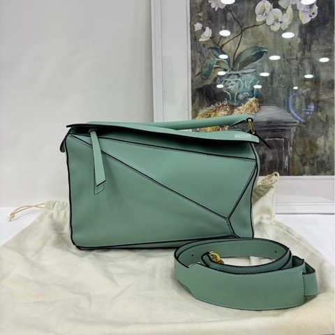 Loewe/羅意威 puzzle 中號薄荷綠 閒置新 底釘膜還在 尺寸：24*16