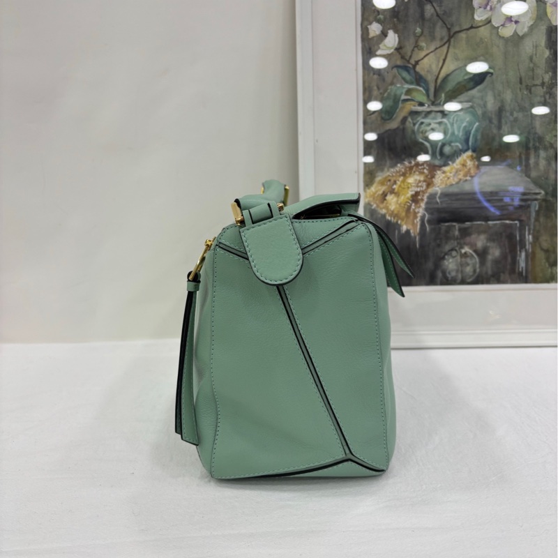 Loewe/羅意威 puzzle 中號薄荷綠 閒置新 底釘膜還在 尺寸：24*16-3