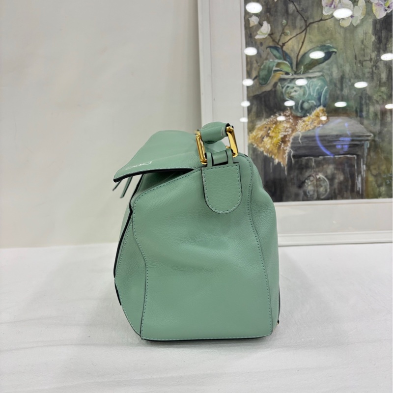 Loewe/羅意威 puzzle 中號薄荷綠 閒置新 底釘膜還在 尺寸：24*16-4