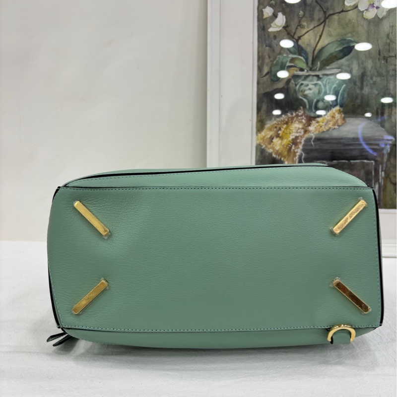 Loewe/羅意威 puzzle 中號薄荷綠 閒置新 底釘膜還在 尺寸：24*16-5