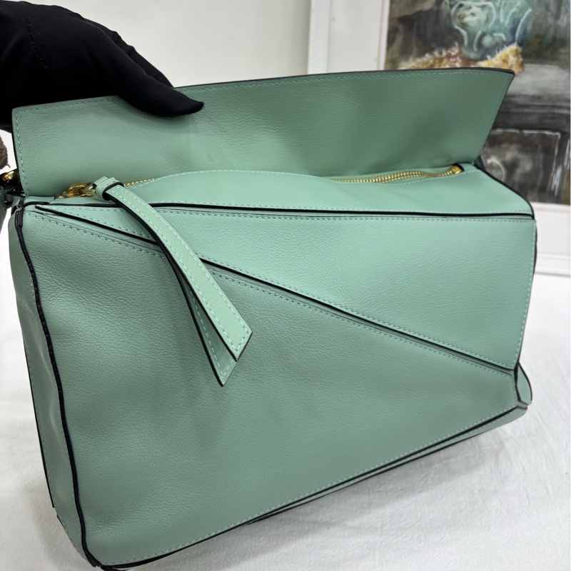 Loewe/羅意威 puzzle 中號薄荷綠 閒置新 底釘膜還在 尺寸：24*16-7