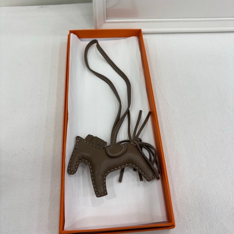 Hermes/愛馬仕 大象灰小馬w刻掛件