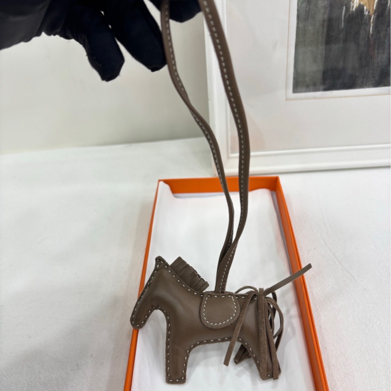 Hermes/愛馬仕 大象灰小馬w刻掛件-1