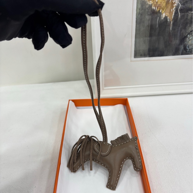 Hermes/愛馬仕 大象灰小馬w刻掛件-2