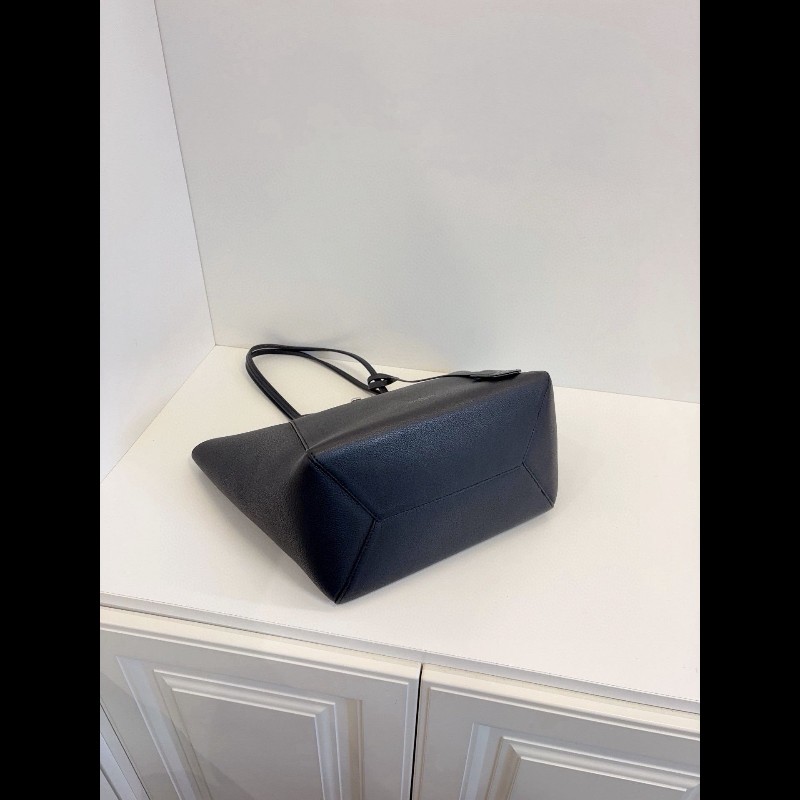 LV lock me tote 全皮托特包-5