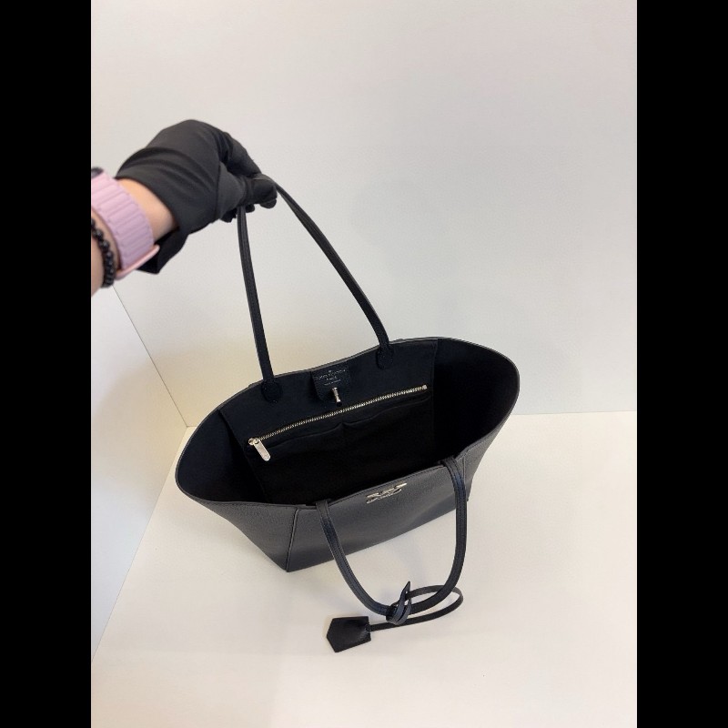 LV lock me tote 全皮托特包-6