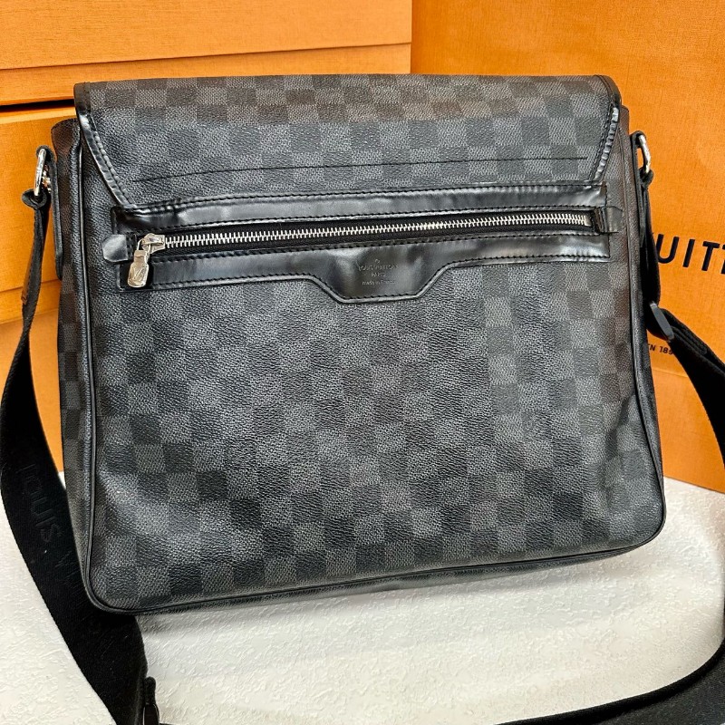 LV 黑色棋盤格 斜背包-1