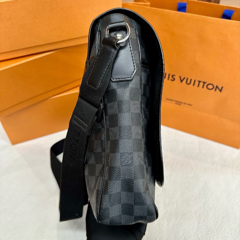 LV 黑色棋盤格 斜背包-2