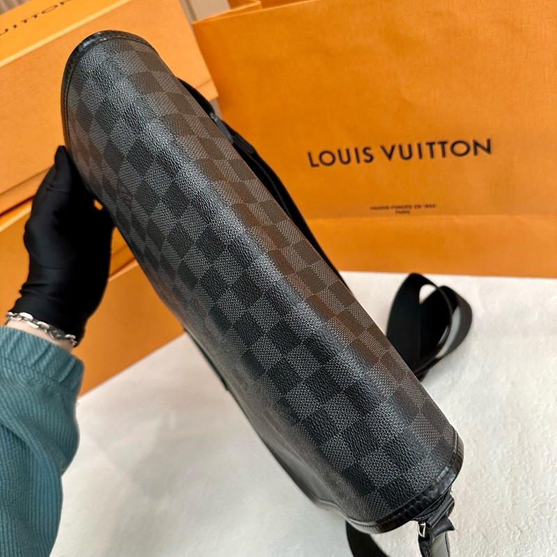 LV 黑色棋盤格 斜背包-4