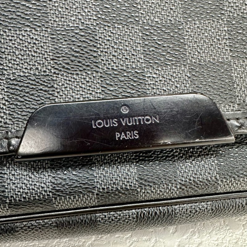 LV 黑色棋盤格 斜背包-6