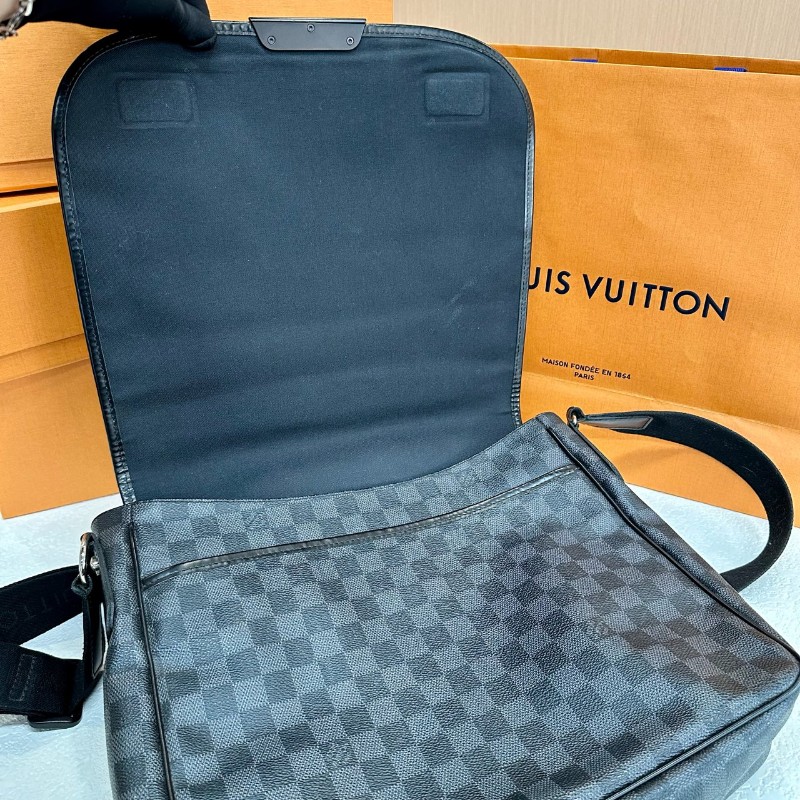 LV 黑色棋盤格 斜背包-7