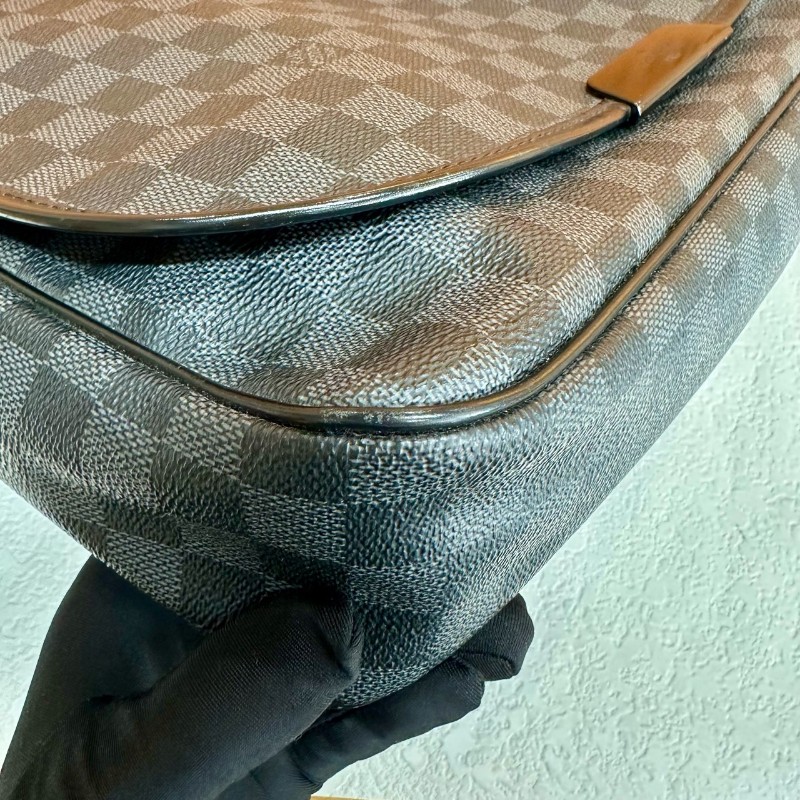 LV 黑色棋盤格 斜背包-9