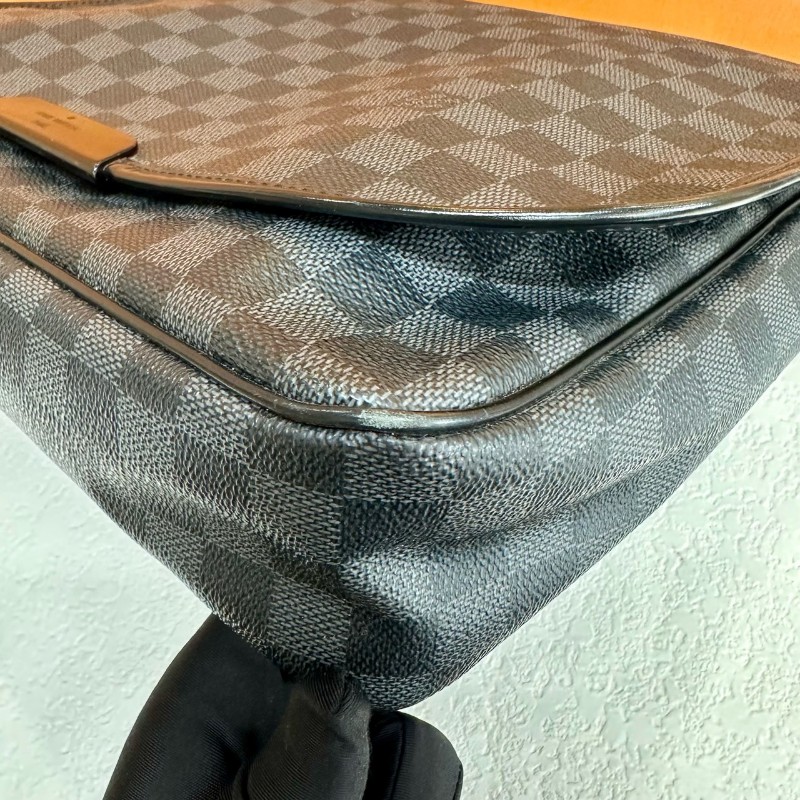 LV 黑色棋盤格 斜背包-10