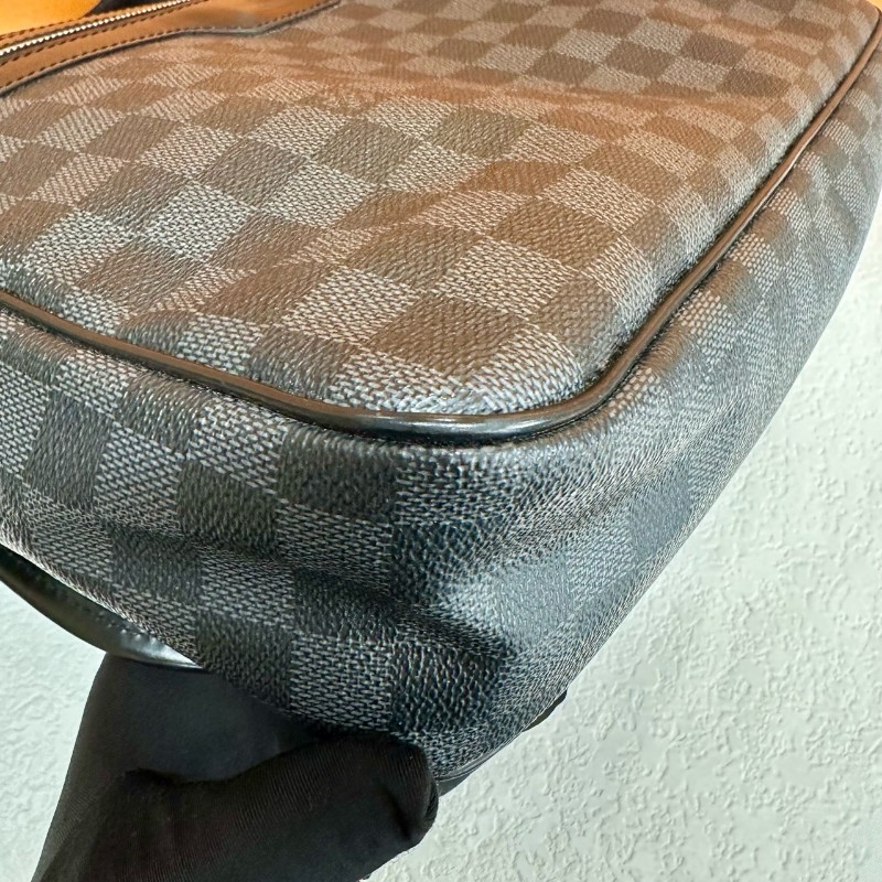 LV 黑色棋盤格 斜背包-11