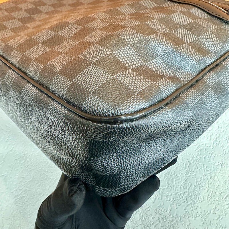 LV 黑色棋盤格 斜背包-12